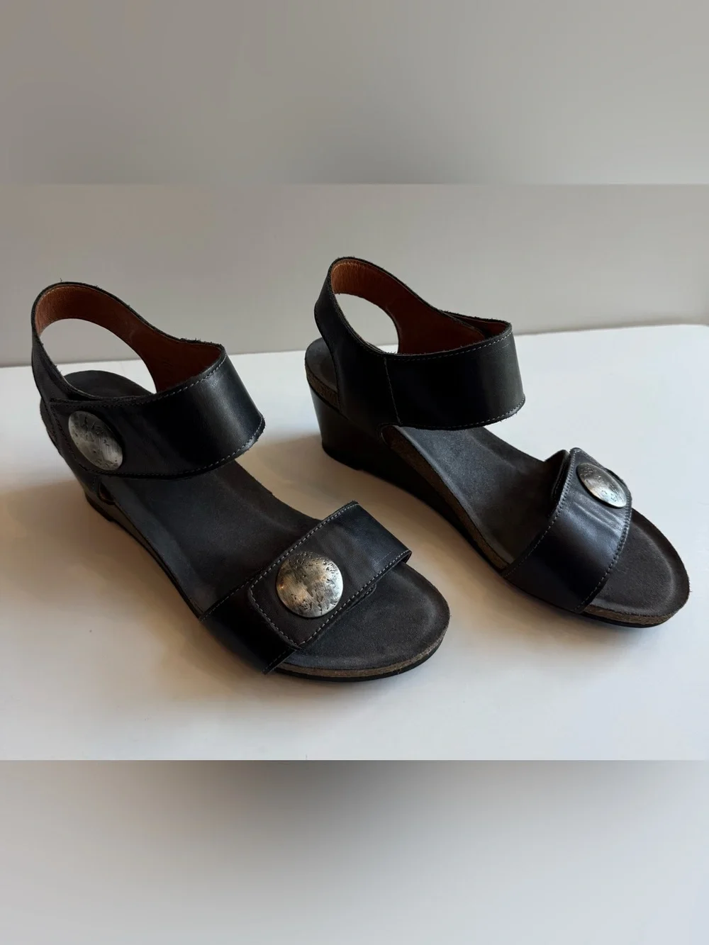 Taos Carousel 2 Women’s 9-9.5 EU 40 Black Leather Wedge Sandal Ankle Strap 3209
